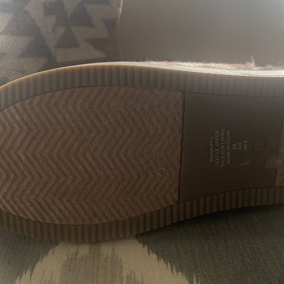 Warm comfy fur line boots - Picture 2 of 3